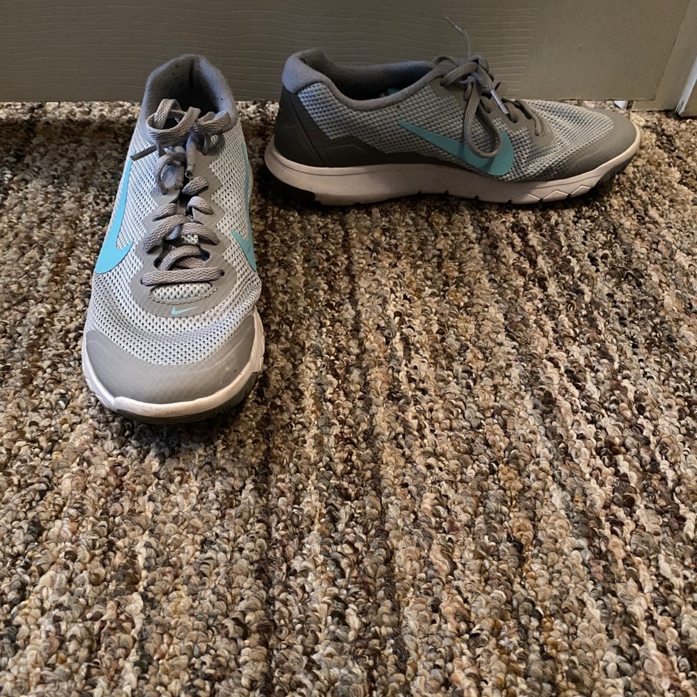 Nike Tennis Shoes - Picture 2 of 3